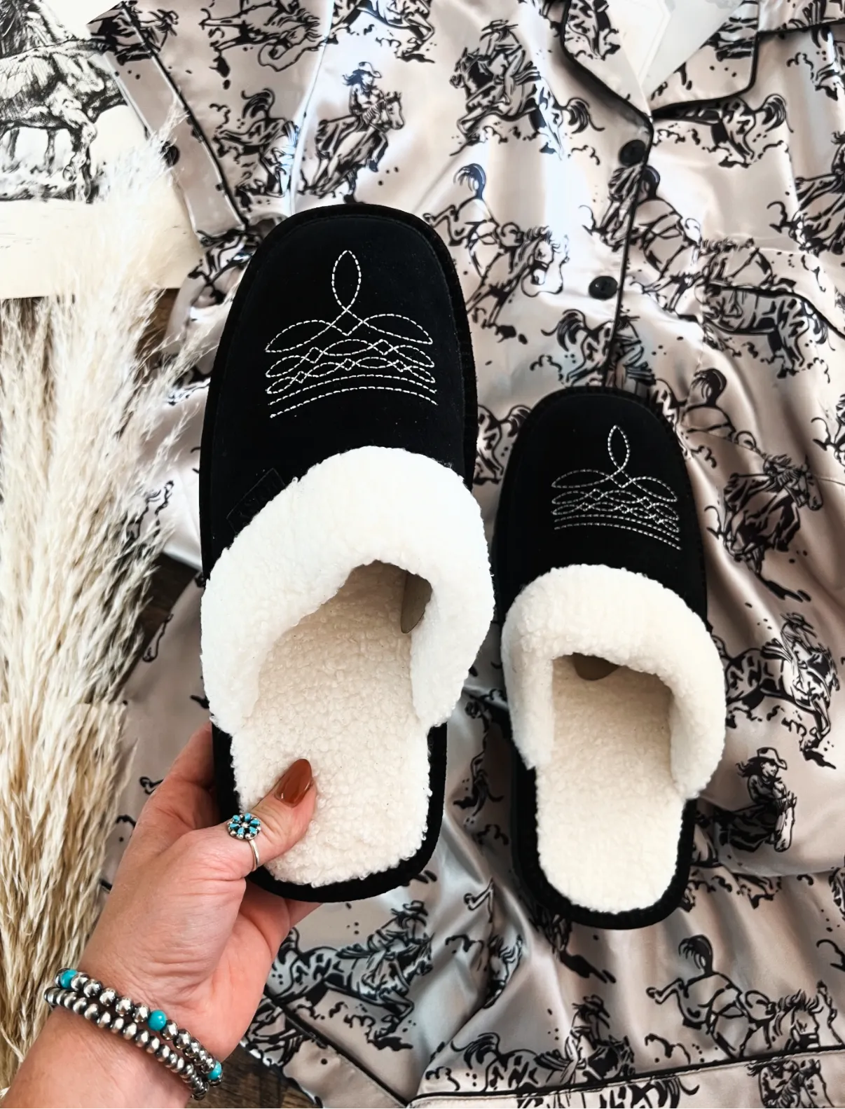 Bootstitch Slippers (black)